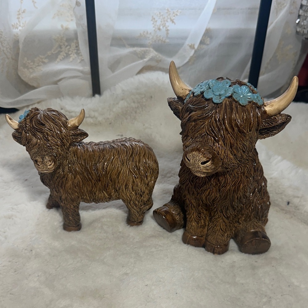 Highland set of 2 cows with flowers table decor